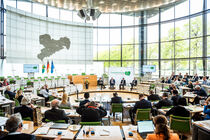 Foto des Konferenzpodiums und der Teilnehmer im Plenarsaal des Sächsischen Landtages