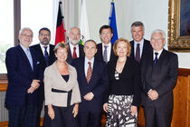 Das Kuratorium des Forum Mitteleuropa nach dessen Gründung am 29. September 2011.